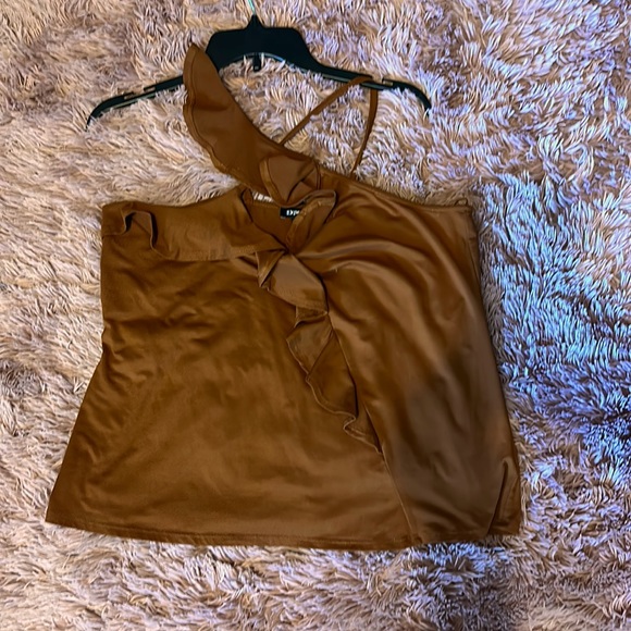 Ruffle camel colored camisole size large brand Express - Picture 1 of 3